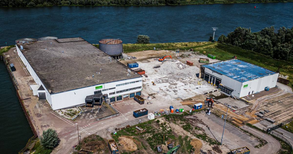Voormalige specerijenfabriek Intertaste in Puttershoek tegen de vlakte