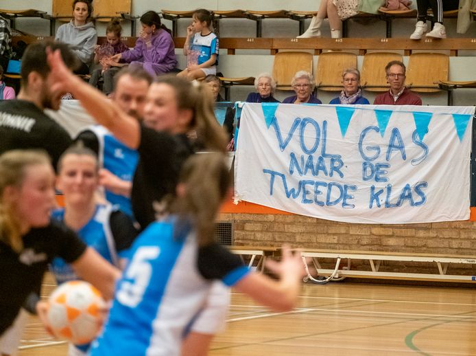 Seolto en Blauw Wit maakten er nog een spannende wedstrijd van. De supporters wisten het al: 'Vol gas naar de tweede klas'.