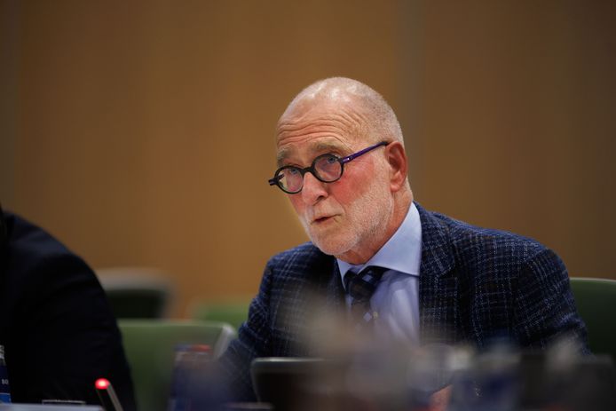 Beent Keulen (VVD) tijdens zijn laatste reguliere gemeenteraadsverkiezing begin deze maand. Maandagavond neemt hij na 24 jaren in een gemeenteraad afscheid als raadslid.