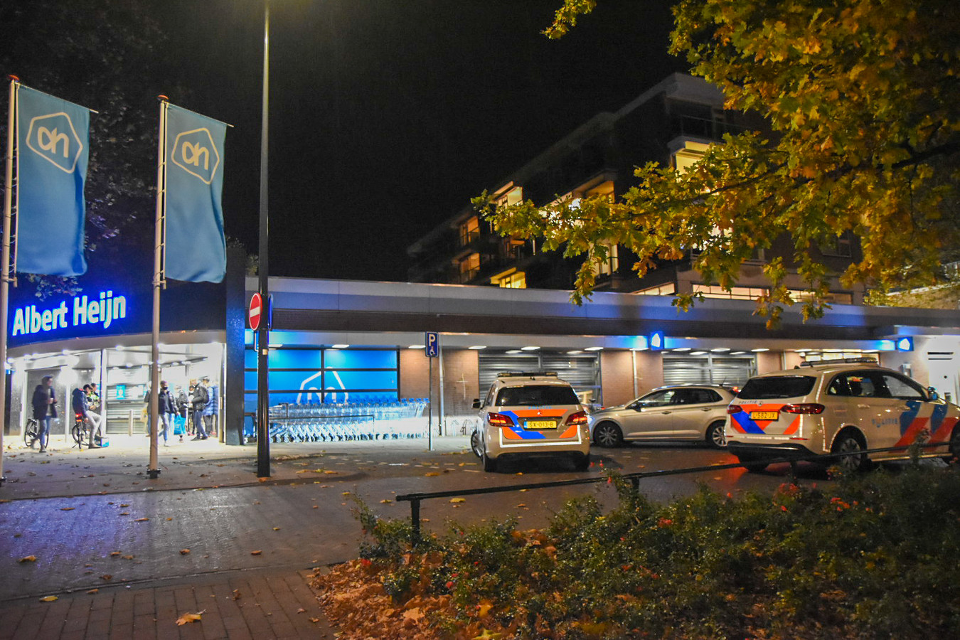 Bij een supermarkt in Oosterbeek heeft zich zaterdagavond mogelijk een incident met een mes voorgedaan