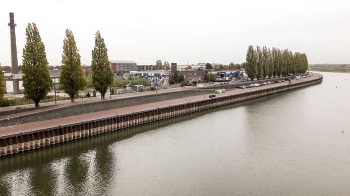 De Nieuwe Kade in Arnhem is helemaal leeg. Als gevolg van de lage waterstand is de stad voor sommige cruiseschepen onbereikbaar geworden.