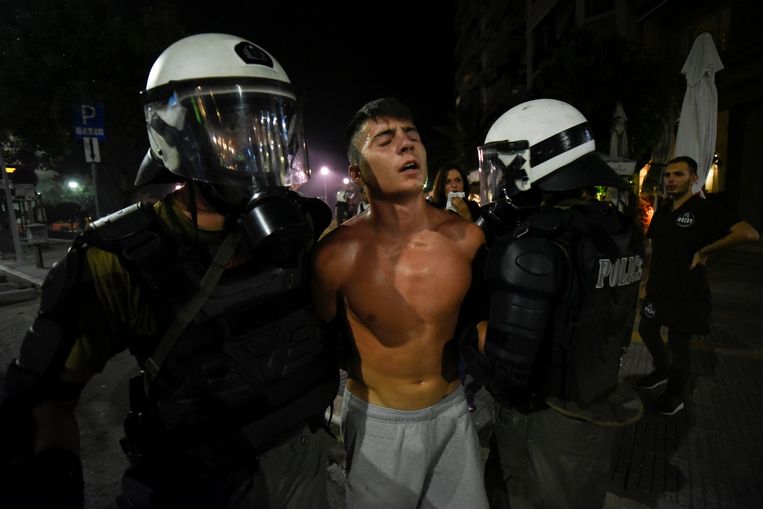 In Thessaloniki kwam het tot rellen met de politie. Aanleiding is de overeenkomst tussen de Griekse en de Macedonische regering over de naam 'Macedonië. Vele Grieken kunnen hier niet mee leven.  Beeld REUTERS