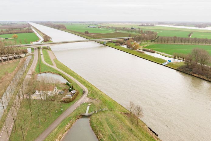 De Goyerbrug over het Amsterdam Rijnkanaal bij Schalkwijk. Hier moeten vier windmolens komen te staan, maar de Houtense politiek moet over de vergunning een nieuw besluit nemen.