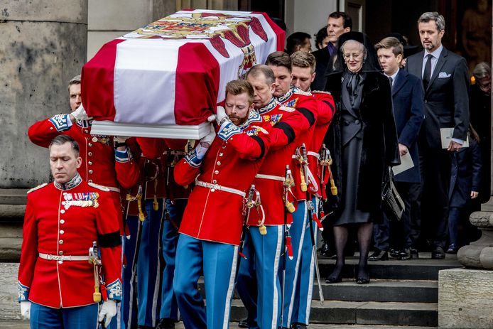 Koningin Margrethe en haar zoons Frederik en Joachim vertrekken bij Paleis Christiansborg in Kopenhagen, voor de uitvaart van prins Henrik. De echtgenoot van de Deense vorstin overleed vorige week op 83-jarige leeftijd. Foto Robin Utrecht