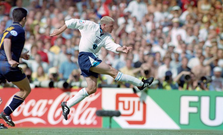 Paul Gascoigne maakt een droomdoelpunt op het EK 1996 tegen Schotland. Beeld Hulton Archive