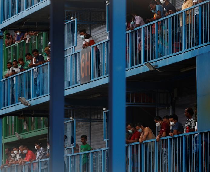 Travailleurs migrants sur les balcons de leur dortoir, à Singapour, début avril