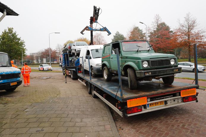 Auto's worden weggetakeld bij Van Keulen Veldhoven