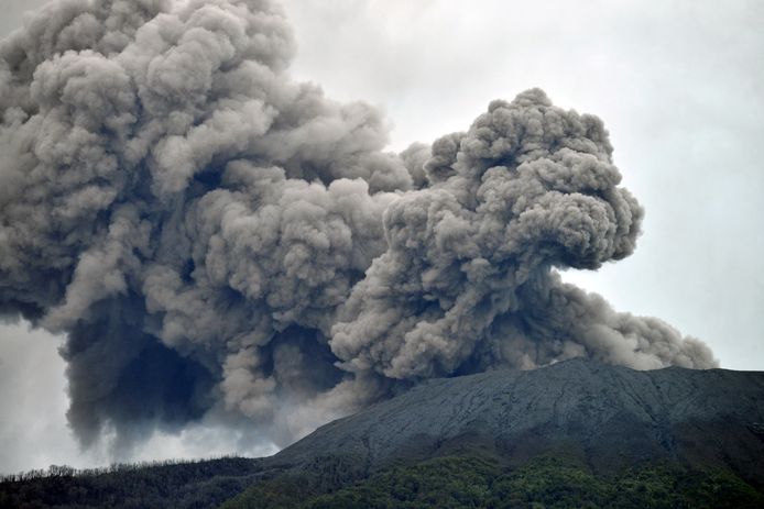 De Merapi-vulkaan in West-Sumatra spuwt een aswolk van drie kilometer de lucht in.