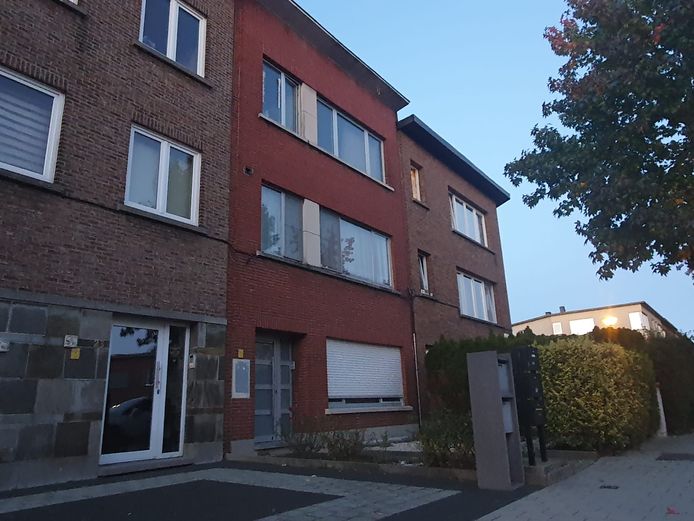 De overleden man woonde in de bovenste flat in het huis met de rode baksteen.