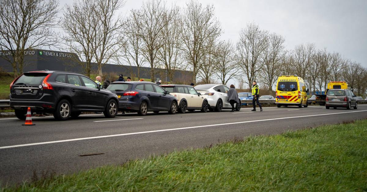 Kettingbotsing met vier auto’s op de A12 bij Zevenaar: één rijstrook afgesloten.