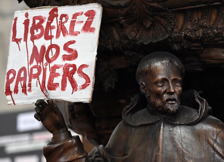 Hongerstaking in de Brusselse Begijnhofkerk. Beeld Photo News