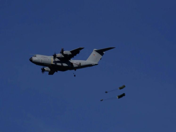 NAVO-troepen voeren grootste parachutesprong uit sinds WO II