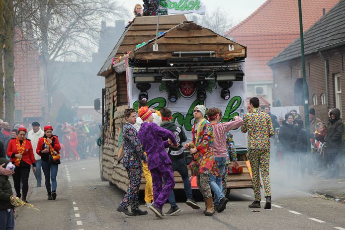 'Dansen' met een biertje in de hand achter een skihut.