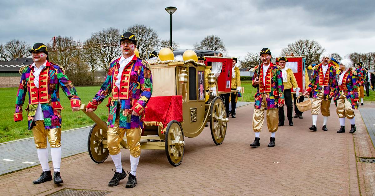 Durdauwers vieren 55-jarig jubileum met kleurrijke en komische optocht