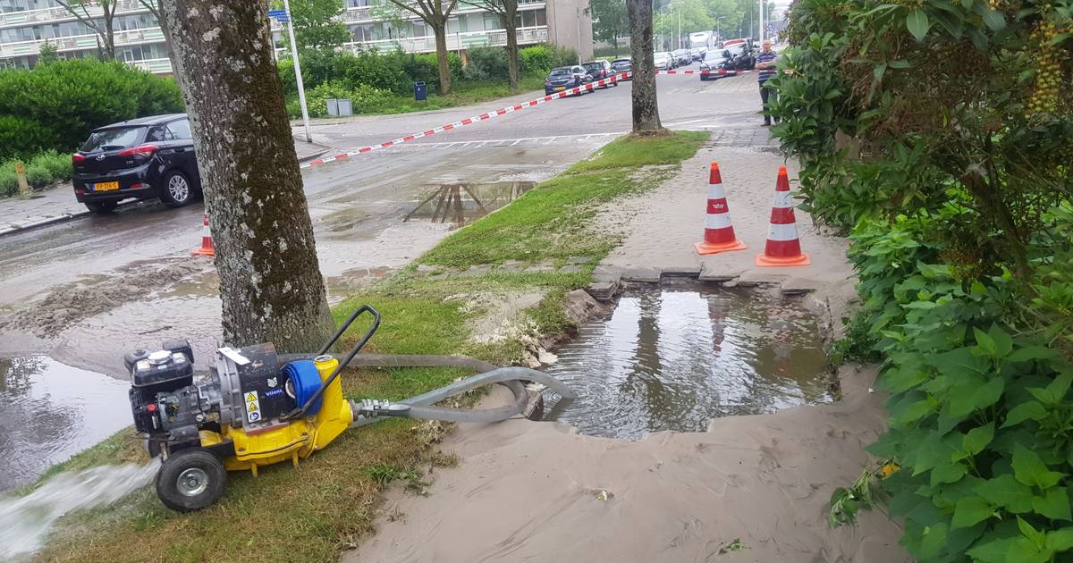 Fietser en voetganger ‘verdwijnen’ in sinkhole in Liendert | Amersfoort