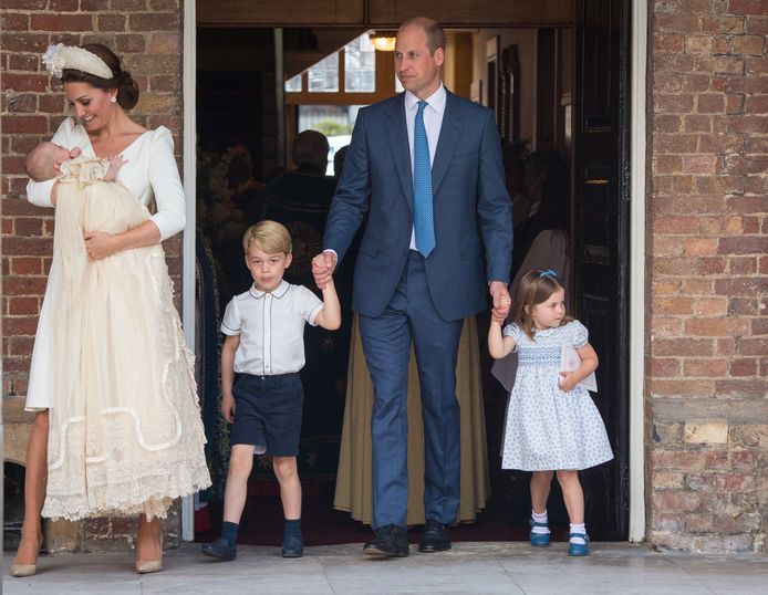 Kate Middleton in haar beige pumps, prins George in zijn bermuda, en prinses Charlotte met haar kenmerkende haarspeld.