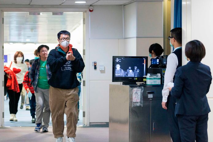 Op het vliegveld in Taiwan worden passagiers uit Wuhan gecontroleerd op verhoging.