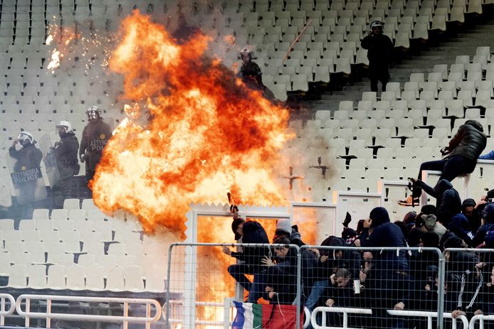 Er werd een molotovcocktail naar de Ajax-fans gegooid.