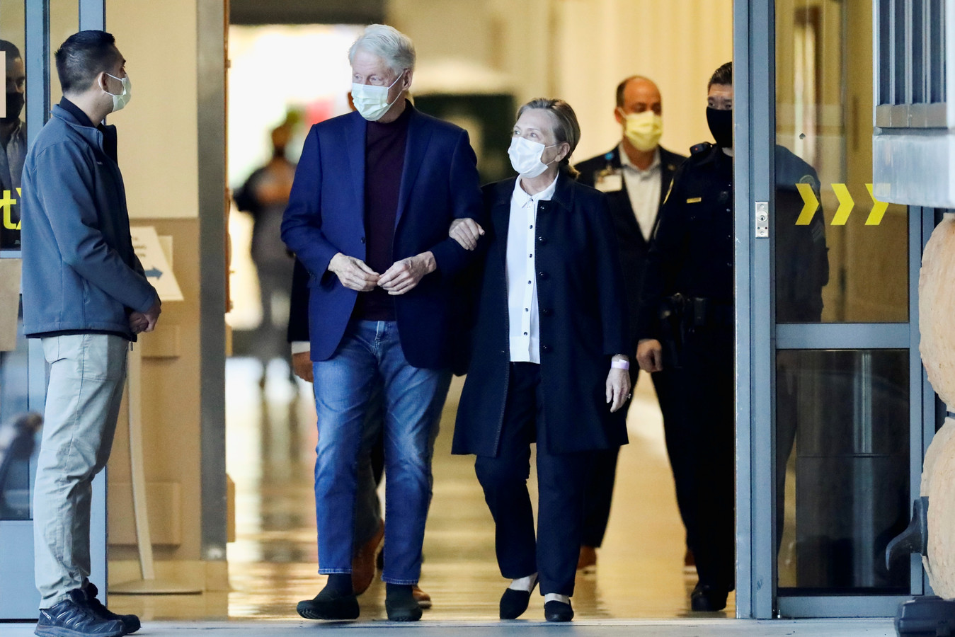 Bill Clinton et sa femme, l'ex-secrétaire d'État Hillary Clinton à la sortie de l'hôpital.