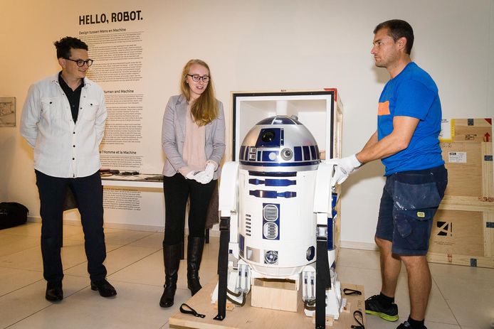 Co-curator Fredo De Smet en Nicole Manis bij het uitpakken van R2-D2.