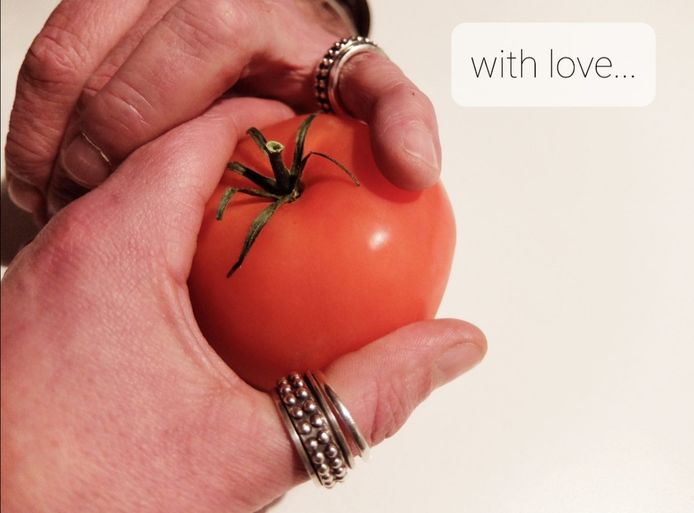 An en Fre met een tomaat, die vrijdag wellicht in de tomatenroomsoep terecht komt. Ze maken vijftig menu's van drie gangen klaar voor het goede doel - Meise