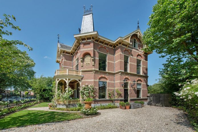 Wonen in een kasteeltje aan de rand van een stad? Het kan hier (als je ...
