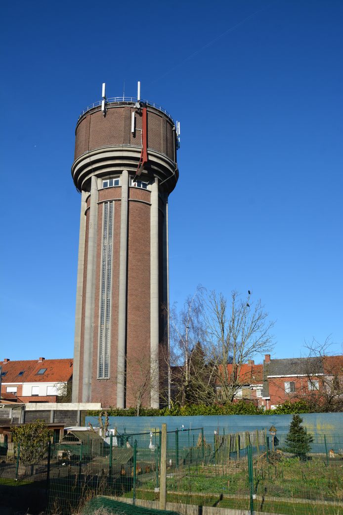 zoon Roux Vallen Watertoren staat te koop | Izegem | hln.be