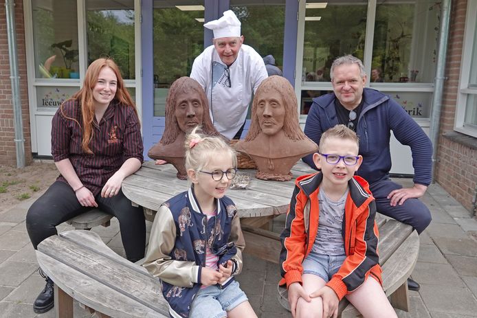 De Leeuwerikschool uit Neede en Oekraïense vluchtelingen mogen smullen van de chocoladebeelden van Willem Sluiter. Met dank aan de winnaars van deze prijzen, Arjen van Gijssel (rechts) en Alet Boukes. Samen met bakker Marcel Stroet (midden) en dochter Chantal (links) bood hij de kunstwerken aan. Laura en Cas namens ze namens de school in ontvangst.