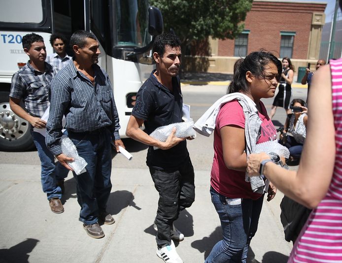 Migrantenouders die door de Amerikaanse grenscontrole van hun kinderen gescheiden werden, zijn op weg om met hun kinderen herenigd te worden in El Paso.