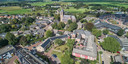 Het seniorencomplex in Geffen, met rechts zorgcentrum De Heegt en links de aanleunwoningen van De Pijler. Het Oude Klooster in het midden verbindt de twee woonvormen.