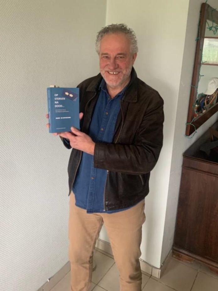 Marc De Buysscher met zijn boek.