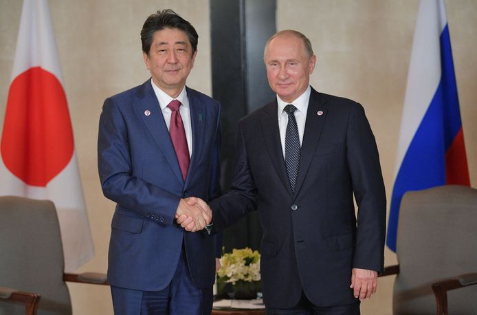 Japanse premier Shinzo Abe en Russische president Poetin tijdens een eerdere ontmoeting in Singapore.