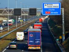 Twee vrachtwagens botsen op elkaar op A58