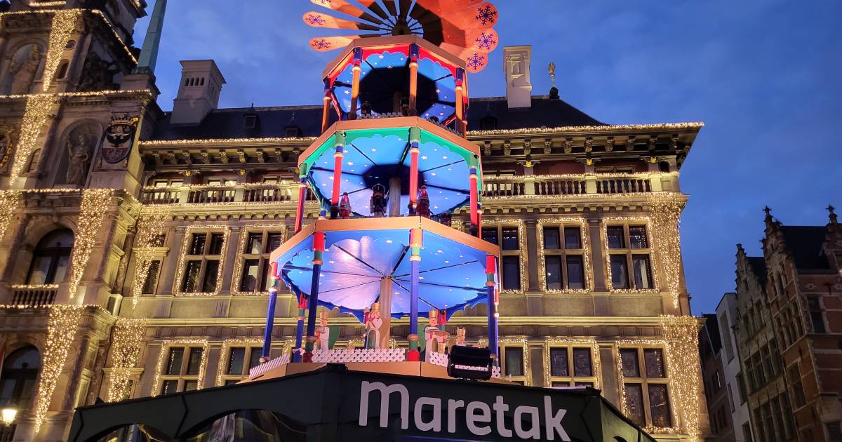 Wie ga jij zoenen onder deze nieuwe maretak op de kerstmarkt in