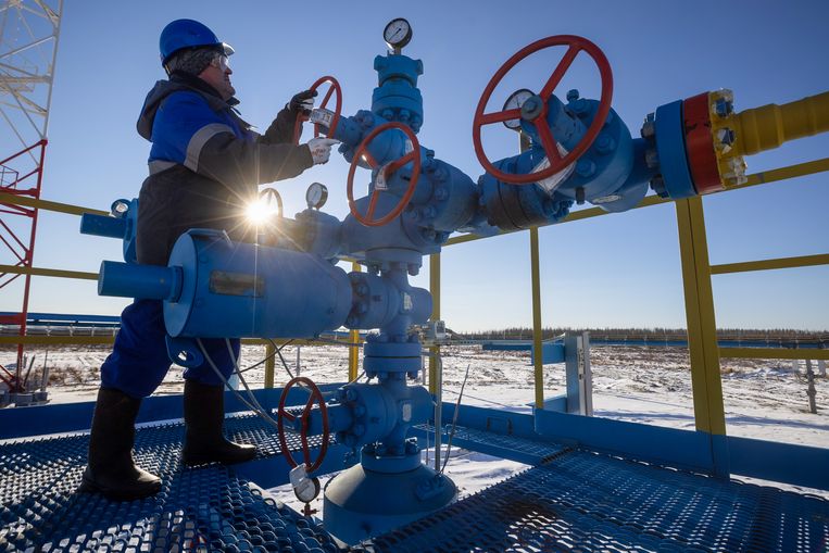 Een arbeider aan het werk op een gasveld van Gazprom in Siberië. Beeld Bloomberg via Getty Images