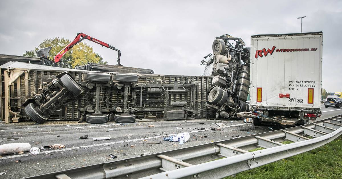 A73 bij Nijmegen nog tot na avondspits dicht door eerder dodelijk ongeval.
