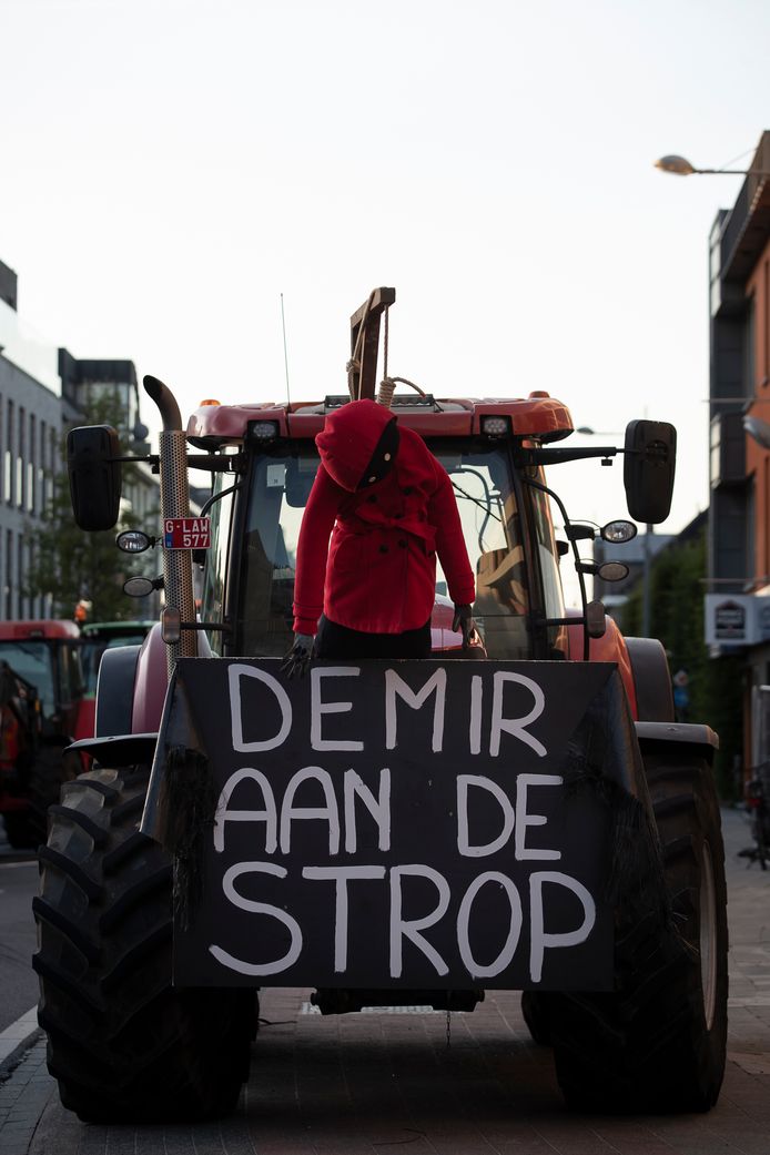 Een protestactie tijdens een debatavond van landbouworganisatie ABS (Algemeen Boerensyndicaat) met Vlaams minister Zuhal Demir over het stikstofbeleid, op 13 juni 2022 in Merksplas.
