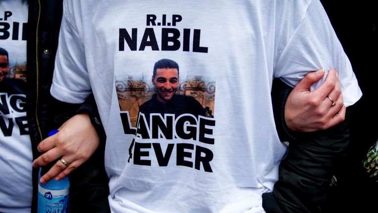 Deelnemers aan een stille tocht voor de vermoorde 23-jarige Nabil Amzieb. Beeld anp