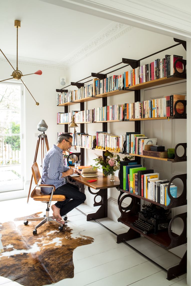 Het huis, vlak bij Regent’s Park in hartje Londen, baadt in het daglicht. De boeken­collectie bekleedt er 
een prominente plaats. Beeld Paul Raeside