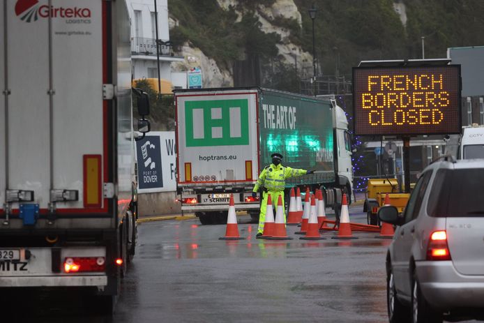 Het graafschap Kent heeft de snelwegen naar havenplaats Dover afgesloten om chaos en lange files op de snelweg te vermijden.