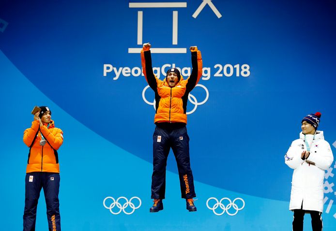 Kjeld Nuis springt een gat in de lucht als hij op de hoogste trede van het ereschavot mag plaatsnemen voor Olympisch goud.