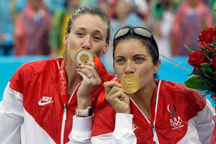 Kerri Walsh, links, samen met haar medespeelster Misty May-Treanor op de Olympische Spelen van Peking in 2008.