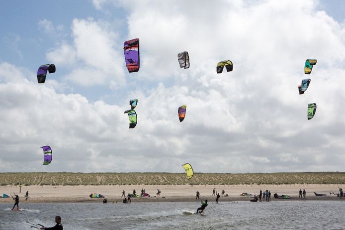 Combinatie van vliegeren en surfen is het | Zomer Haagse regio | AD.nl