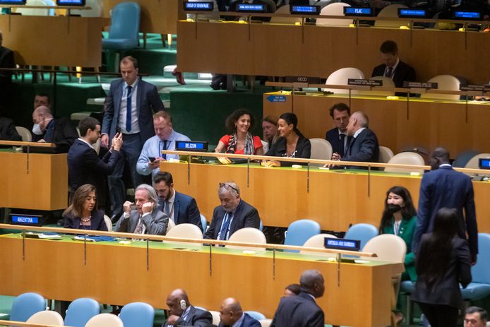 Minister van Ontwikkelingssamenwerking en Grootstedenbeleid Meryame Kitir en haar collegaminister van Buitenlandse Zaken Hadja Lahbib (met rood t-shirt aan) tijdens de 77ste sessie van de Algemene Vergadering van de Verenigde Naties in New York.