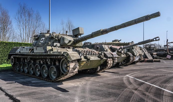 Op de site staan nog enkele afgedankte tanks.