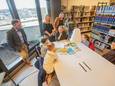 Enkele kinderen aan de slag tijdens de start van Leeshelden in de bibliotheek in Beersel
