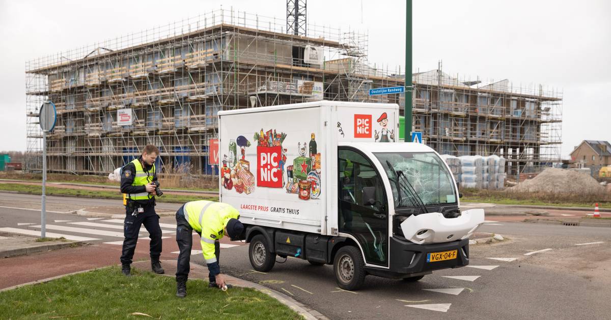 Fietser op e-bike overleden na aanrijding met Picnic-busje - Eindhovens Dagblad.