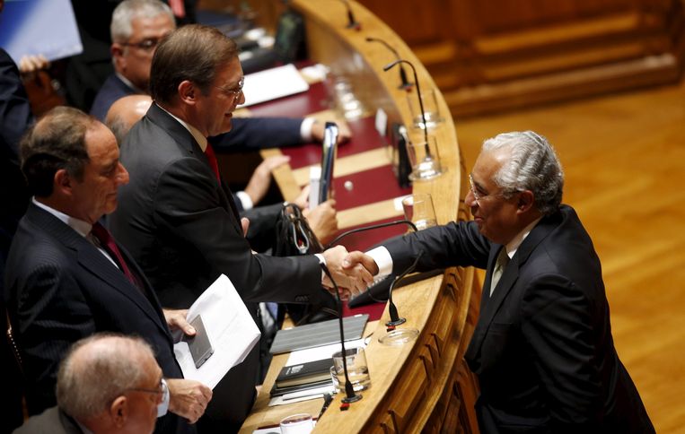 Na de verwerping van het regeerakkoord kon er toch nog een handdruk af tussen Coelho (l.) en oppositieleider Costa (r.) van de Socialistische Partij. Beeld REUTERS