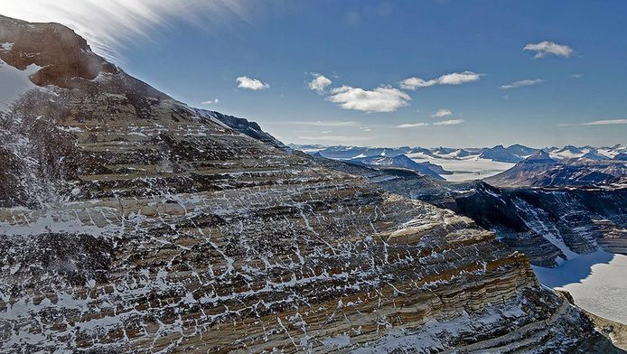 Het Transantarctisch Gebergte, dat de oost- en westkant van Antarctica scheidt.