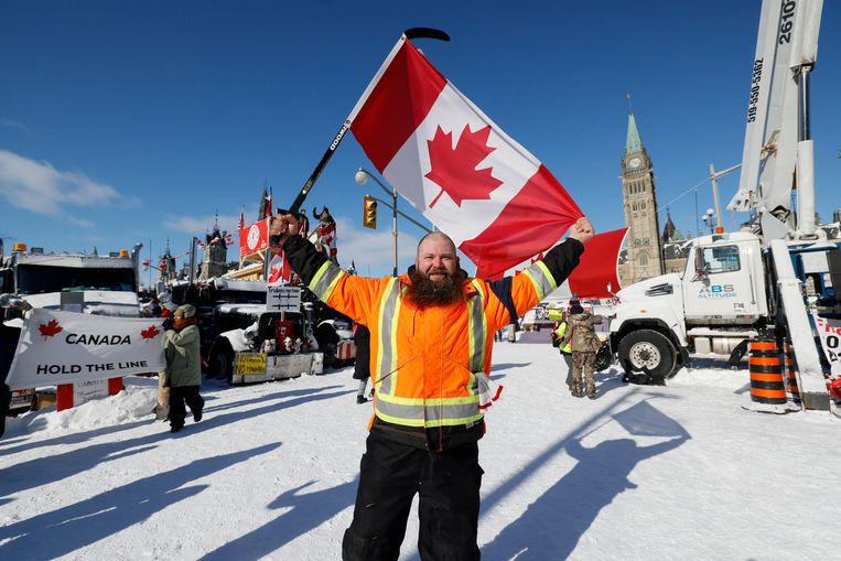 
Truckersprotest in Ottawa, met vlagvertoon op het plein voor het Canadese parlementsgebouw. Beeld REUTERS